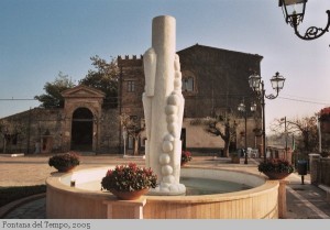 Fontana del Tempo, 2005  Marmo bianco di Carrara, alt. cm 500 Centro storico Ari (CH)